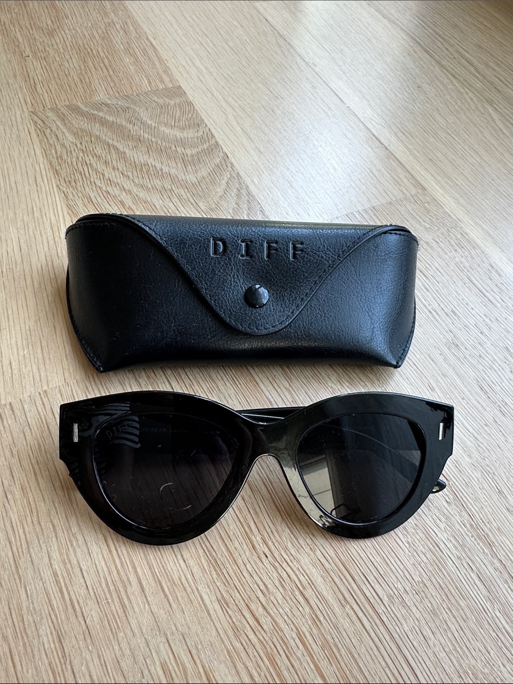 Diff Eyewear Black Cat-Eye Sunglasses with Black Case